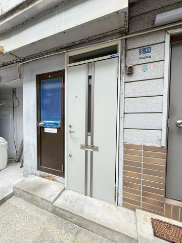 瀧山ビルのエントランス