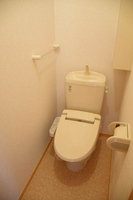 クレセントSATOのトイレ|別部屋反転間取の写真となります。