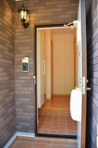 クレセントSATOの玄関|別部屋反転間取の写真となります。