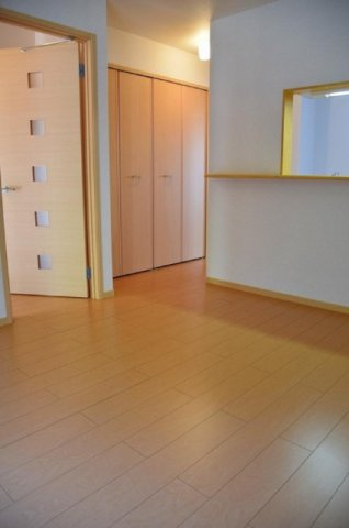 クレセントSATOの内装|別部屋反転間取の写真となります。