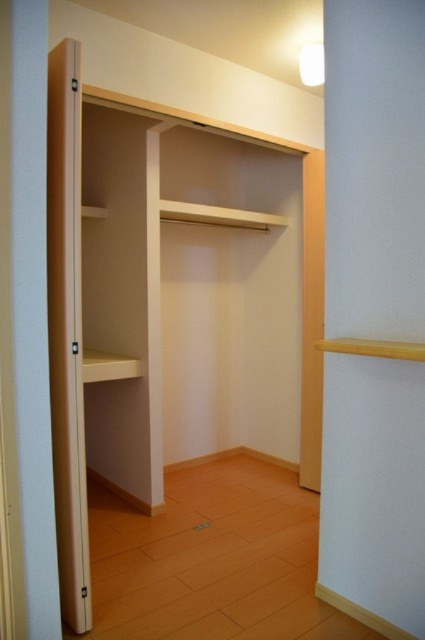 クレセントSATOの収納|別部屋反転間取の写真となります。
