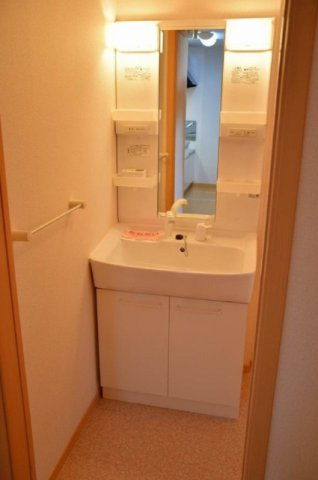 クレセントSATOの独立洗面台|別部屋反転間取の写真となります。