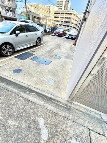 ライブコート千種の駐車場