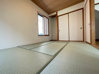 【和室】 | あすみが丘東　リフォーム済み【3LDK】中古戸建：JR外房線「土気」駅 | 畳の香りに癒やされ、客間としてはもちろん、小さなお子様のお昼寝やプレイスペースにも重宝します。床の間や収納もあり、使い勝手抜群の万能な空間です。