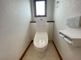 【トイレ】 | あすみが丘東　リフォーム済み【3LDK】中古戸建：JR外房線「土気」駅 | 1階のトイレです。窓からの自然光も心地よく、カウンター付です。