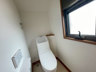 【トイレ】 | あすみが丘東　リフォーム済み【3LDK】中古戸建：JR外房線「土気」駅 | 2階トイレ。窓が大きく、明るい雰囲気となっております。