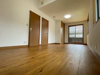 【洋室】 | あすみが丘東　リフォーム済み【3LDK】中古戸建：JR外房線「土気」駅 | 出入口のドアやクローゼット、窓が2つずつ配置されており、将来は真ん中で仕切って2部屋としても使用可能。お子様の成長やライフスタイルの変化に合わせて柔軟に使える大変便利な空間です。