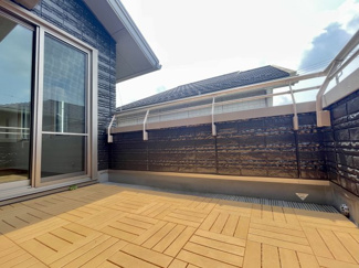 【バルコニー】 | あすみが丘東　リフォーム済み【3LDK】中古戸建：JR外房線「土気」駅 | 陽当たり抜群のバルコニーです。ウッドパネルが敷かれ、洗濯物やお布団干しもカラッと快適。広々とした空間は、椅子を置いてお茶を楽しんだり、ちょっとした息抜き空間にも最適です。