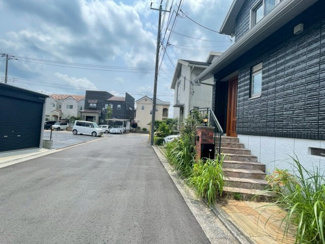 【前面道路含む現地写真】 | あすみが丘東　リフォーム済み【3LDK】中古戸建：JR外房線「土気」駅 | 前面道路も広く、駐車場へもスムーズ。