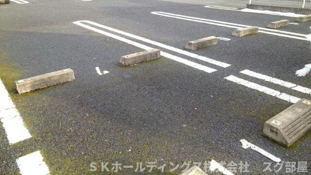 フロイライン　アミィＢの駐車場