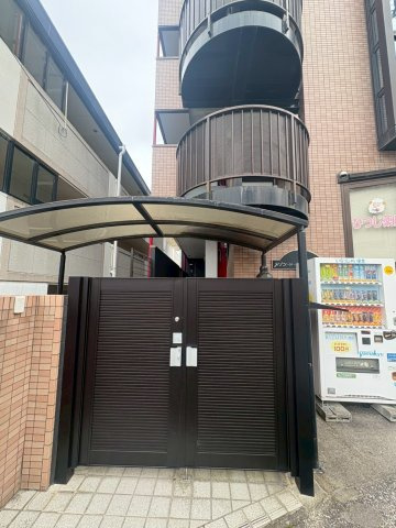 メゾンドルミエール妙法寺のエントランス