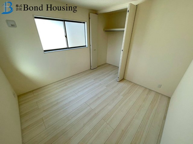 大型商業施設まで徒歩圏で生活便利　二見町西二見第16　新築戸建の洋室