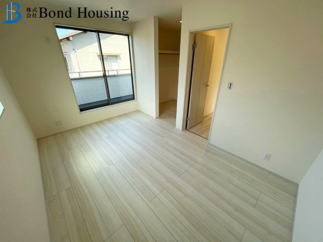 大型商業施設まで徒歩圏で生活便利　二見町西二見第16　新築戸建の洋室