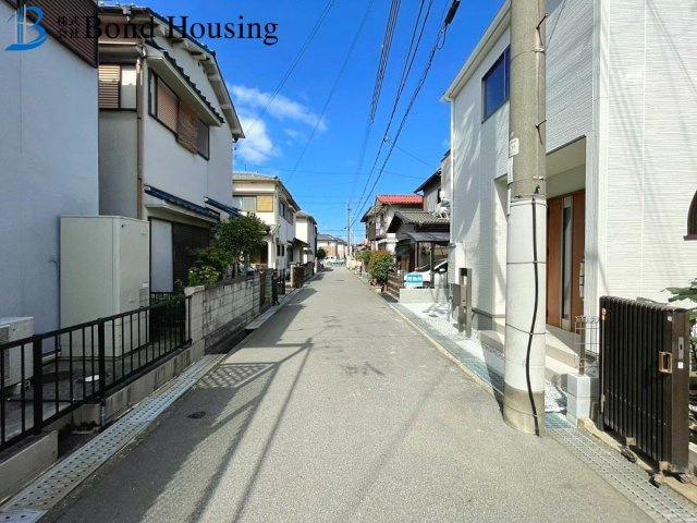 大型商業施設まで徒歩圏で生活便利　二見町西二見第16　新築戸建の前面道路含む現地写真