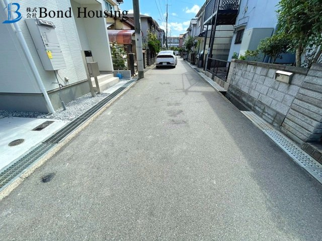 大型商業施設まで徒歩圏で生活便利　二見町西二見第16　新築戸建の前面道路含む現地写真