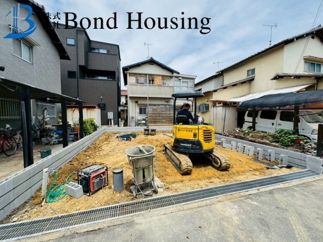 大型商業施設まで徒歩圏で生活便利　二見町西二見第16　新築戸建の前面道路含む現地写真