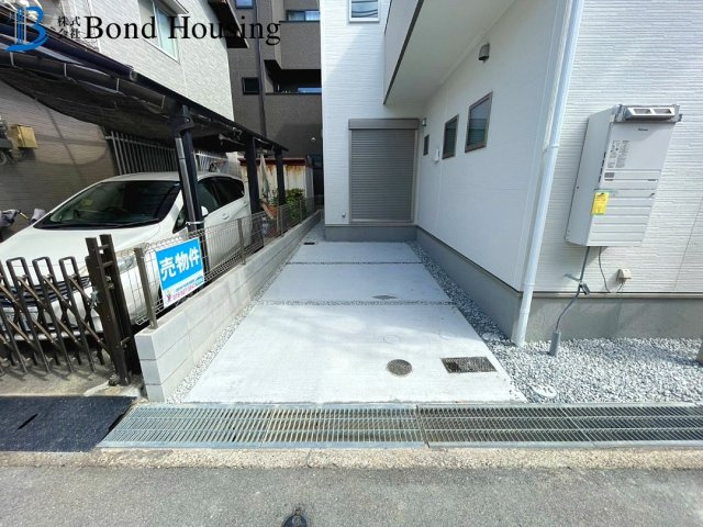 大型商業施設まで徒歩圏で生活便利　二見町西二見第16　新築戸建の駐車場