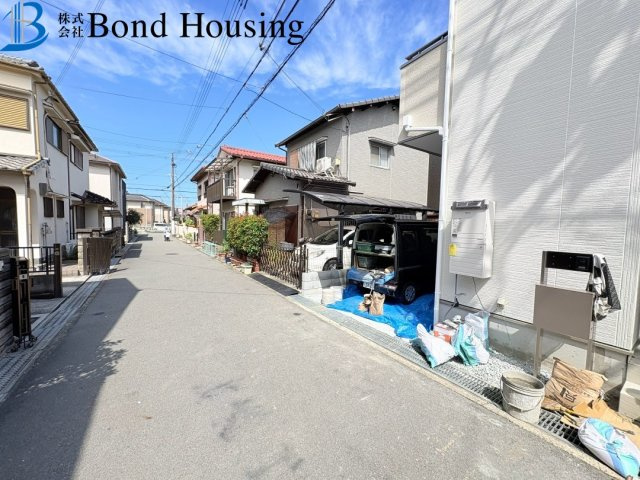 大型商業施設まで徒歩圏で生活便利　二見町西二見第16　新築戸建の前面道路含む現地写真