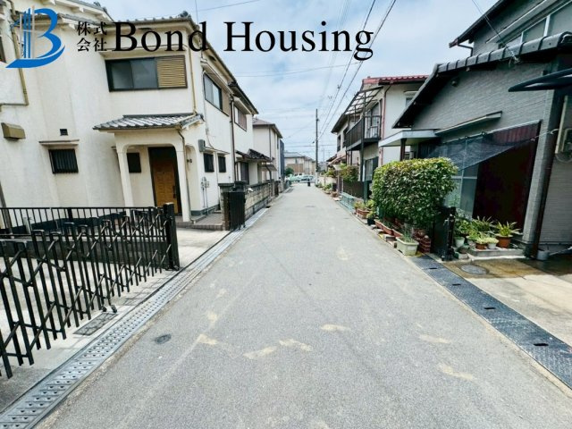 大型商業施設まで徒歩圏で生活便利　二見町西二見第16　新築戸建の前面道路含む現地写真