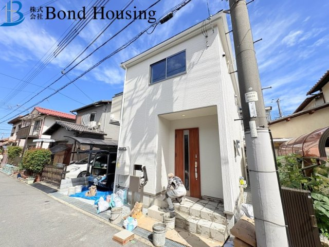 大型商業施設まで徒歩圏で生活便利　二見町西二見第16　新築戸建の前面道路含む現地写真
