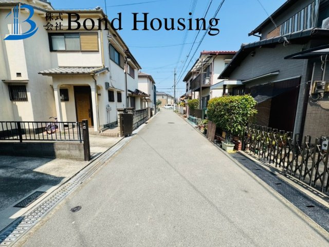 大型商業施設まで徒歩圏で生活便利　二見町西二見第16　新築戸建の前面道路含む現地写真
