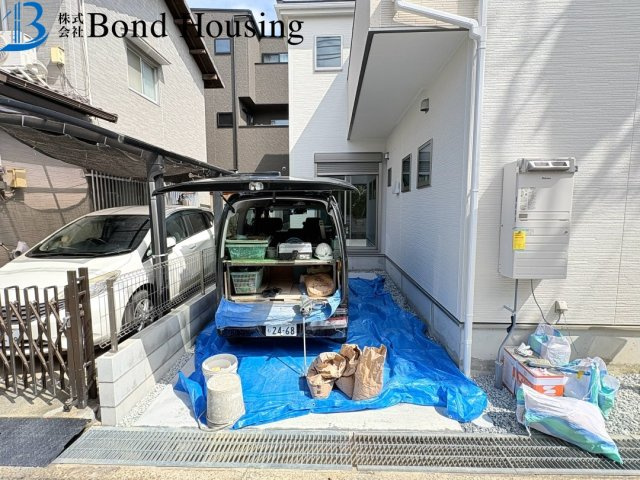 大型商業施設まで徒歩圏で生活便利　二見町西二見第16　新築戸建の前面道路含む現地写真