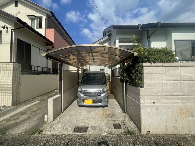 若竹台町一戸建の駐車場