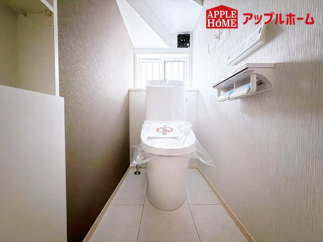 [新築住宅] 坂戸市鎌倉町 全6区画のトイレ|白を基調とした清潔感のある明るい空間。温水洗浄便座付きで、毎日快適・清潔に使用できます。操作しやすい壁面リモコンを採用しています。