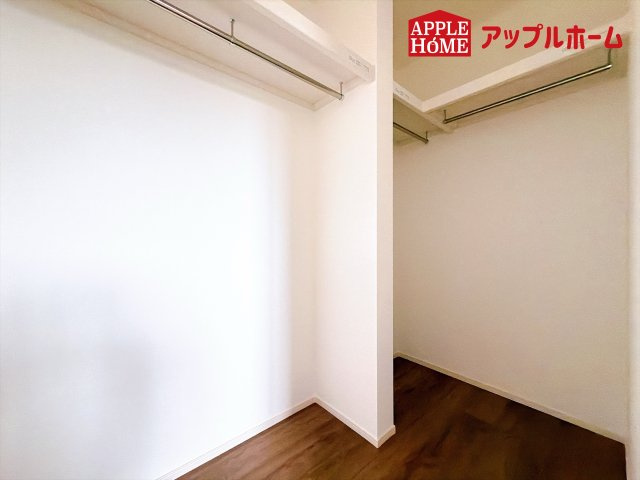 [新築住宅] 坂戸市鎌倉町 全6区画の収納|お洋服を大切にされる方に大変喜ばれる、ウォークインクローゼット。お洋服以外にも掃除機やスーツケースなどを一箇所に集約できるのは魅力ですね！扉が一箇所ですので、お部屋の見た目にもスッキリ！