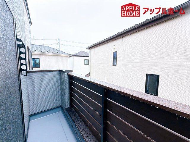 [新築住宅] 坂戸市鎌倉町 全6区画のバルコニー|家族分の洗濯物もしっかり干せます。日当たりも良く、毎日のお洗濯が楽しくなりそう♪お布団は手軽に干せていつもポカポカに☆