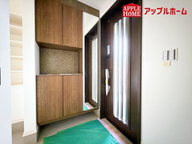 [新築住宅] 坂戸市鎌倉町 全6区画の玄関|住まう人も来客も入った時にワクワクさせてくれるオシャレな玄関♪収納もたっぷりあるので、靴がたくさんあっても安心！