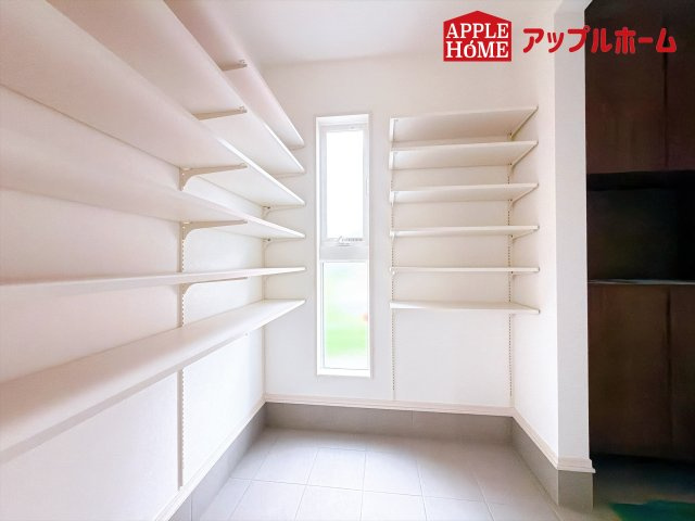 [新築住宅] 坂戸市鎌倉町 全6区画の収納|明るく清潔感のある玄関でお客様を迎えるスペースをパッと明るい印象に！大容量の収納力で大家族の履物もすっきり収納できます♪