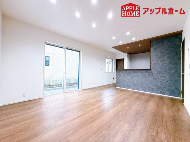 [新築住宅] 坂戸市鎌倉町 全6区画の居間・リビング|窓から差し込む光で家族を温かく包み込みます。明るいリビングで子育てする喜びを☆いつでも見学可能です！