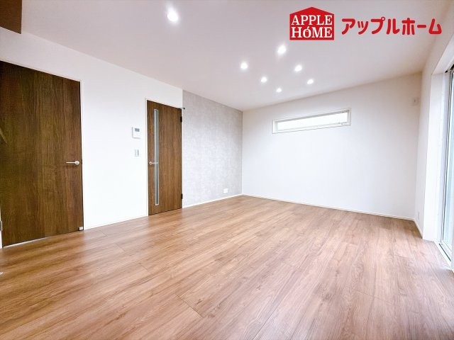 [新築住宅] 坂戸市鎌倉町 全6区画の居間・リビング|広々リビング×対面キッチンで家族の会話も弾みます♪家族団らんの秘訣は間取りにあり☆夢のマイホームを一緒に叶えましょう！