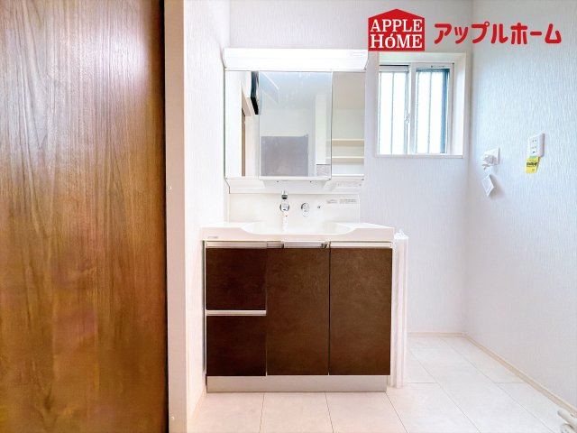 [新築住宅] 坂戸市鎌倉町 全6区画の独立洗面台|ゆとりの洗面スペースで朝の身支度も快適スムーズに。３面鏡で髪のセットやお化粧もストレスなくこなせ、朝から気分良く通勤通学に向かえそうですね！鏡の裏にはたっぷりと収納スペースを標準装備