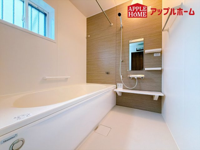 [新築住宅] 坂戸市鎌倉町 全6区画の浴室|窓付きのバスルームは、採光もあり明るく気持ちの良い空間です。窓があることで、換気環境も良好。掃除もスムーズに出来ます