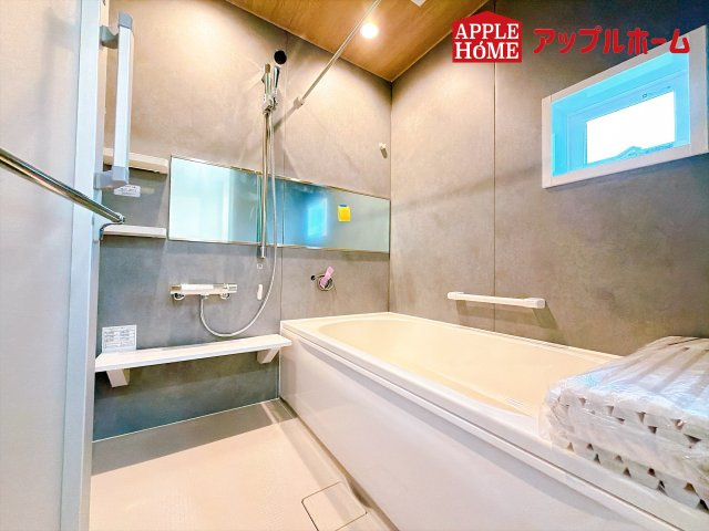 [新築住宅] 坂戸市鎌倉町 全6区画の浴室|窓付きのバスルームは、採光もあり明るく気持ちの良い空間です。窓があることで、換気環境も良好。掃除もスムーズに出来ます