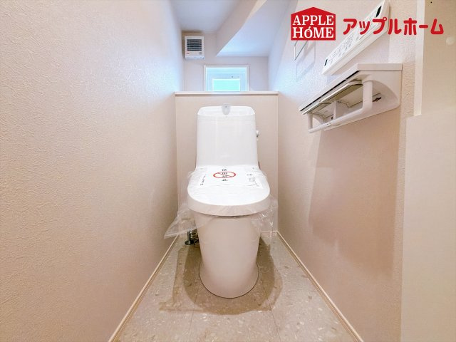 [新築住宅] 坂戸市鎌倉町 全6区画のトイレ|白を基調とした清潔感のある明るい空間。温水洗浄便座付きで、毎日快適・清潔に使用できます。操作しやすい壁面リモコンを採用しています。