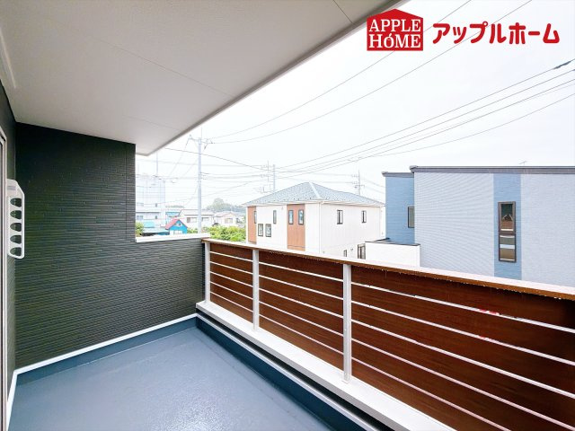 [新築住宅] 坂戸市鎌倉町 全6区画のバルコニー|家族分の洗濯物もしっかり干せます。日当たりも良く、毎日のお洗濯が楽しくなりそう♪お布団は手軽に干せていつもポカポカに☆