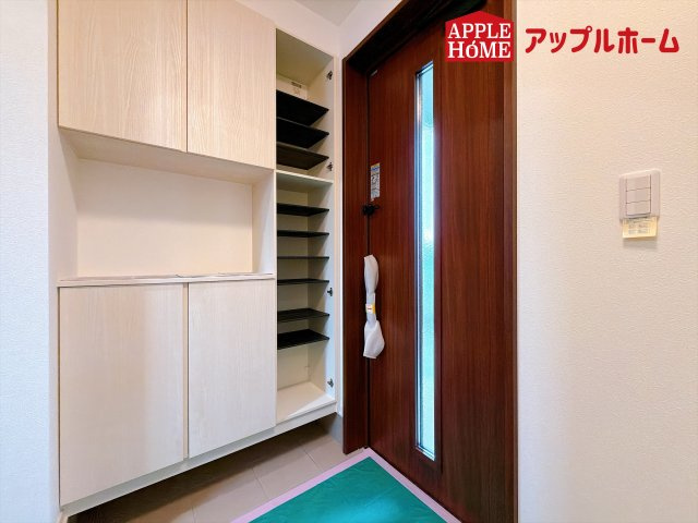 [新築住宅] 坂戸市鎌倉町 全6区画の玄関|住まう人も来客も入った時にワクワクさせてくれるオシャレな玄関♪収納もたっぷりあるので、靴がたくさんあっても安心！