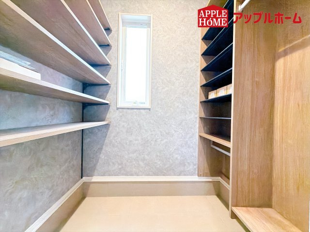 [新築住宅] 坂戸市鎌倉町 全6区画の玄関|明るく清潔感のある玄関でお客様を迎えるスペースをパッと明るい印象に！大容量の収納力で大家族の履物もすっきり収納できます♪