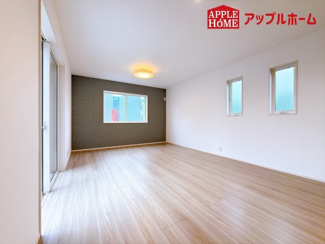 [新築住宅] 坂戸市鎌倉町 全6区画の居間・リビング|窓から差し込む光で家族を温かく包み込みます。明るいリビングで子育てする喜びを☆いつでも見学可能です！