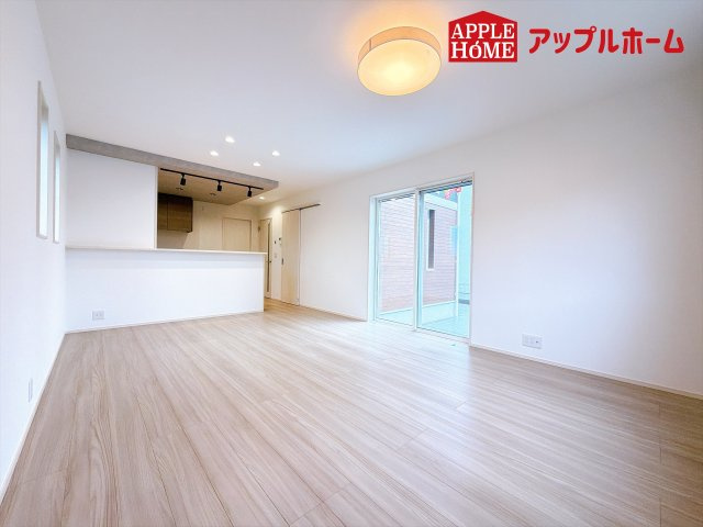 [新築住宅] 坂戸市鎌倉町 全6区画の居間・リビング|広々リビング×対面キッチンで家族の会話も弾みます♪家族団らんの秘訣は間取りにあり☆夢のマイホームを一緒に叶えましょう！
