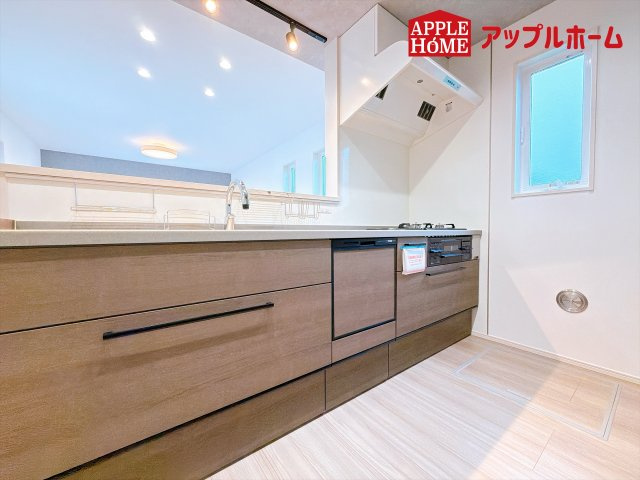 [新築住宅] 坂戸市鎌倉町 全6区画のキッチン|対面式キッチンは、家族のコミュニケーションを育み、子育て家族にも好適なプラン！リビングで寛ぐご家族をいつも感じられます♪会話を楽しみながら家事ができ、小さいお子様がいても安心です！