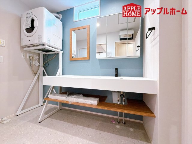 [新築住宅] 坂戸市鎌倉町 全6区画の独立洗面台|ゆとりの洗面スペースで朝の身支度も快適スムーズに。３面鏡で髪のセットやお化粧もストレスなくこなせ、朝から気分良く通勤通学に向かえそうですね！鏡の裏にはたっぷりと収納スペースを標準装備