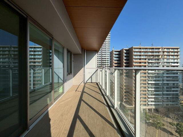 ＨＡＲＵＭＩ　ＦＬＡＧ　ＳＵＮ　ＶＩＬＬＡＧＥ　Ｅ棟のバルコニー