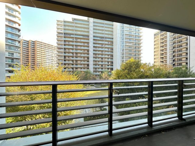 ＨＡＲＵＭＩ　ＦＬＡＧ　ＳＵＮ　ＶＩＬＬＡＧＥ　Ｂ棟のバルコニー