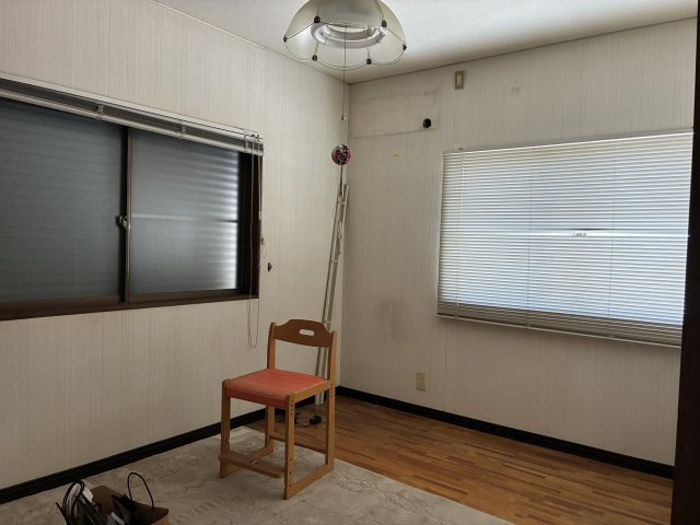 三条町リフォーム戸建の洋室|2階洋室はクロスの張替えとクッションフロアを施工します。