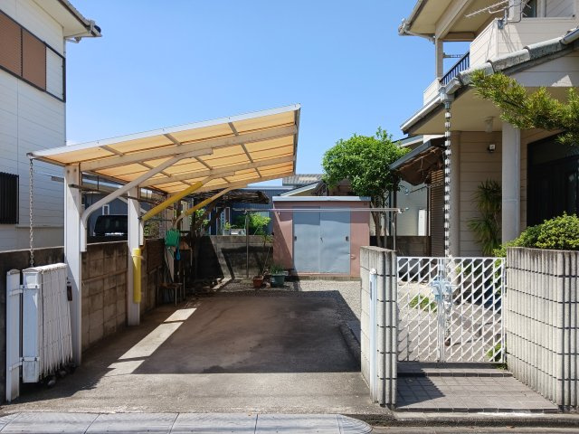 三条町リフォーム戸建の駐車場|カーポート、塀の一部を撤去して駐車スペースを拡張します。