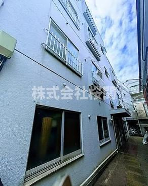 三港マンションのエントランス